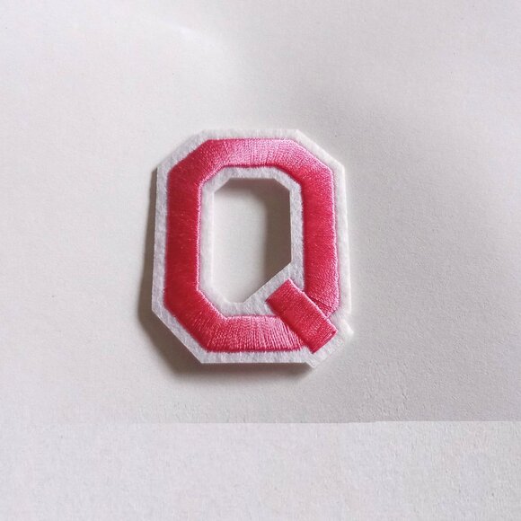 🎯 10 for $12 / Pink & White Letter Q Iron-On Patch - Picture 4 of 5